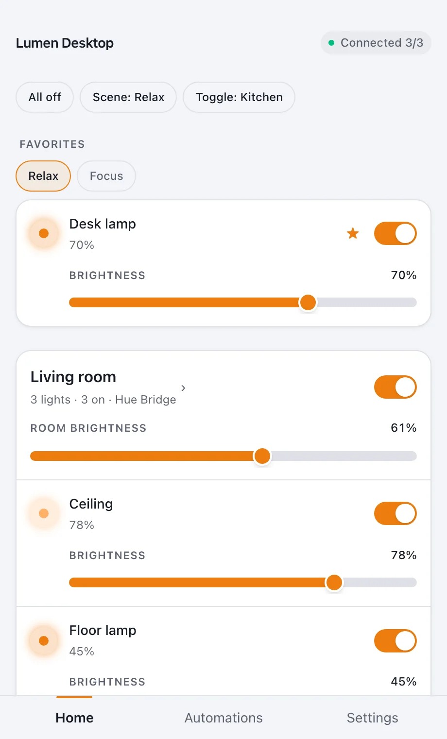 Ekran główny Lumen Desktop: szybkie akcje, ulubione sceny i lampa, a pod nimi pokój Living room z suwakiem jasności i listą lamp